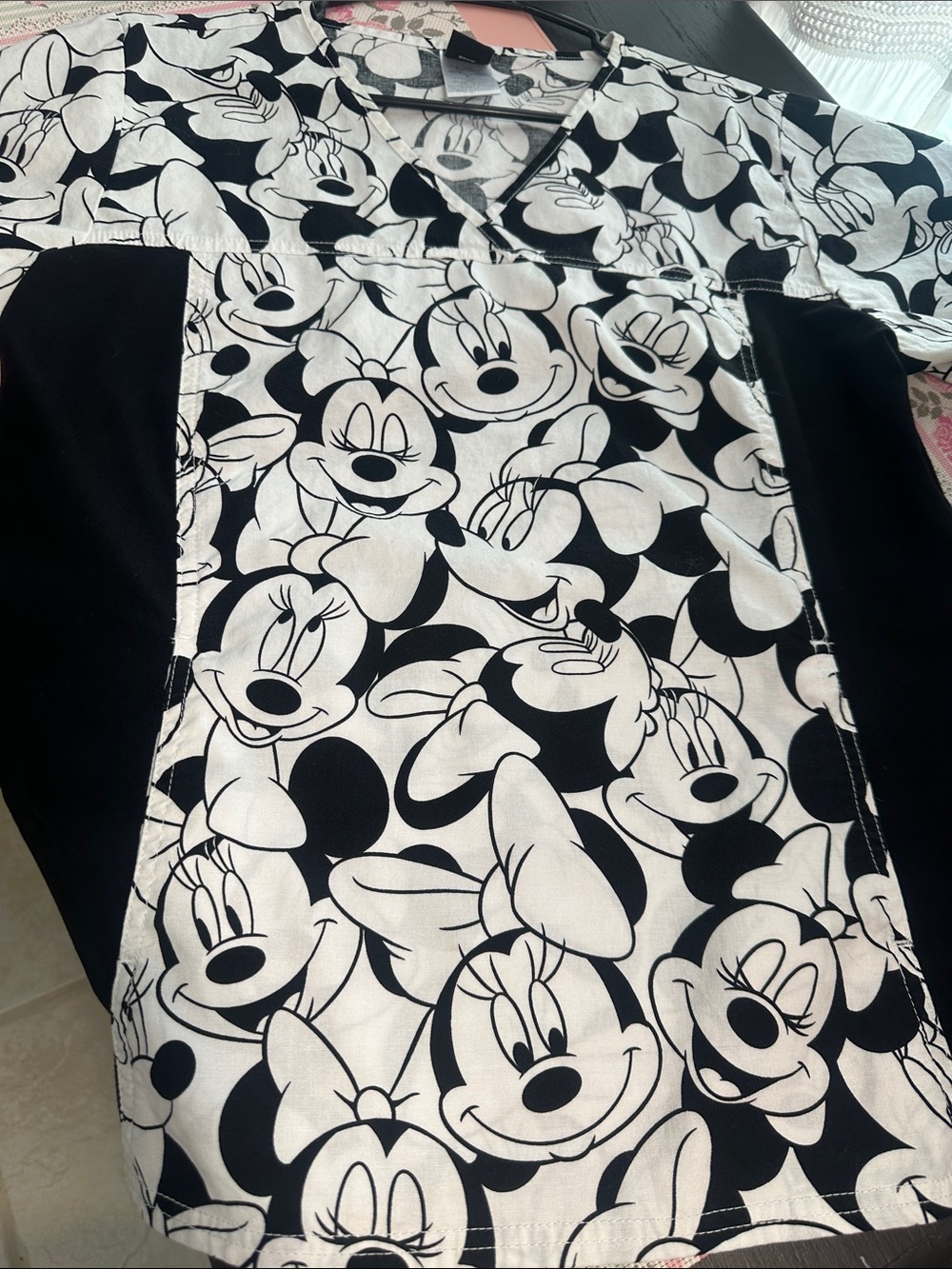 Black & White Minnie Mouse Print ladies scrub top Sz L by Disney
